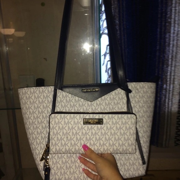 Michael Kors tote and wallet set - Picture 2 of 8